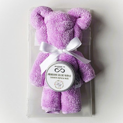 Fialový medvídek z ručníku - fialová